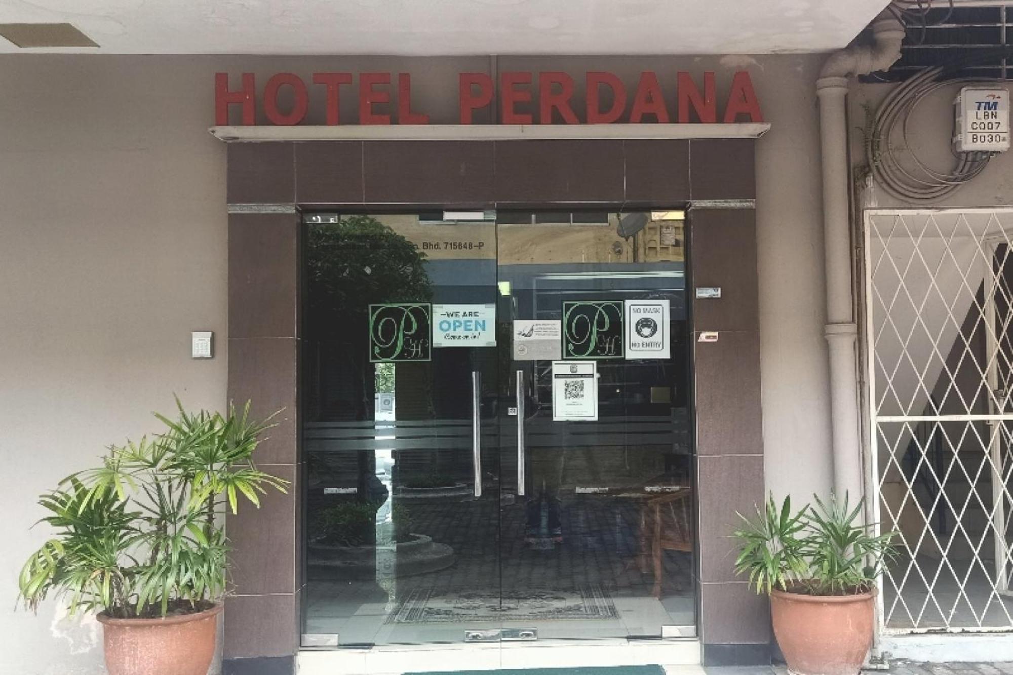 OYO 90411 Perdana Hotel Labuan Bagian luar foto