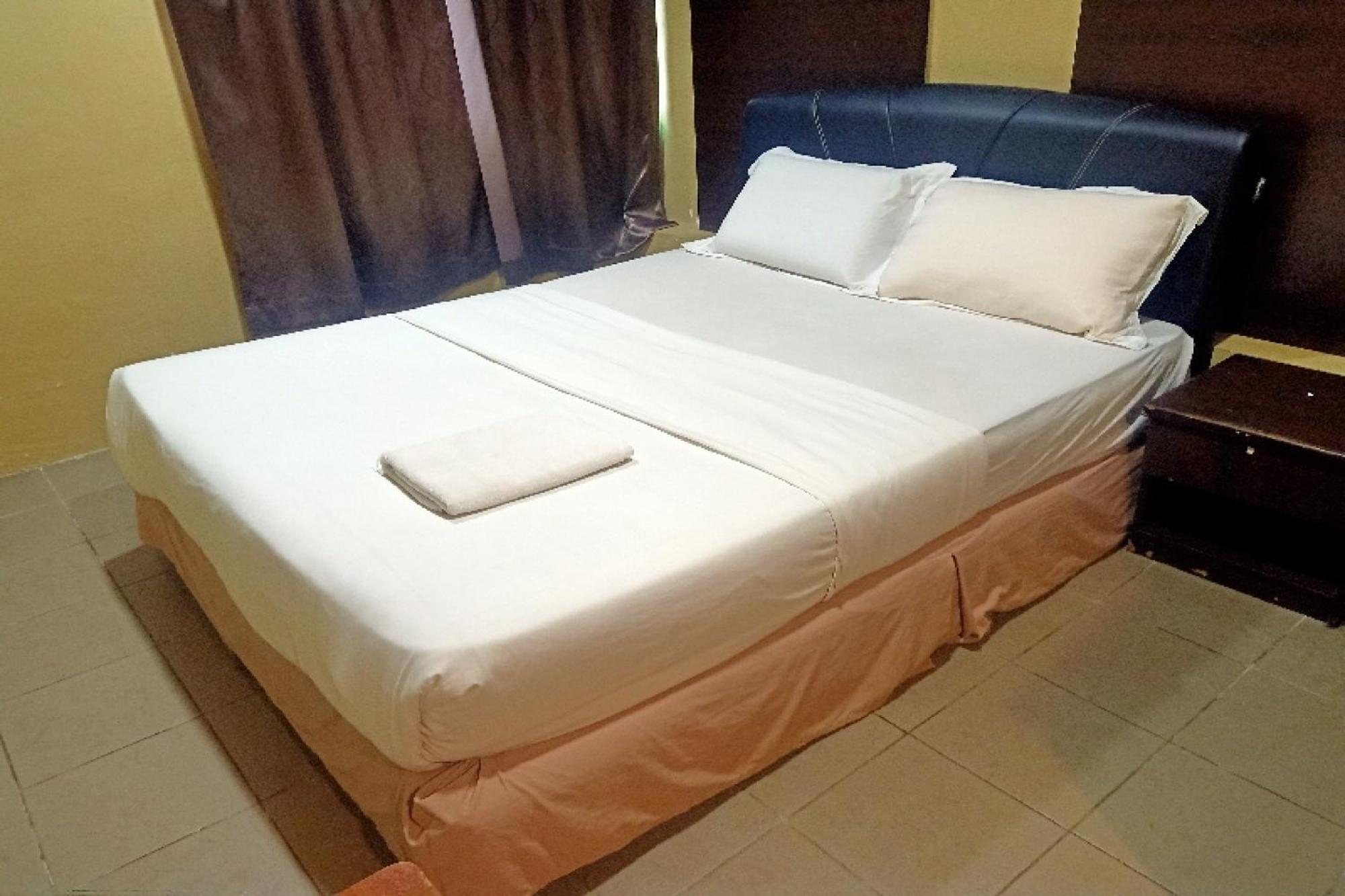OYO 90411 Perdana Hotel Labuan Bagian luar foto