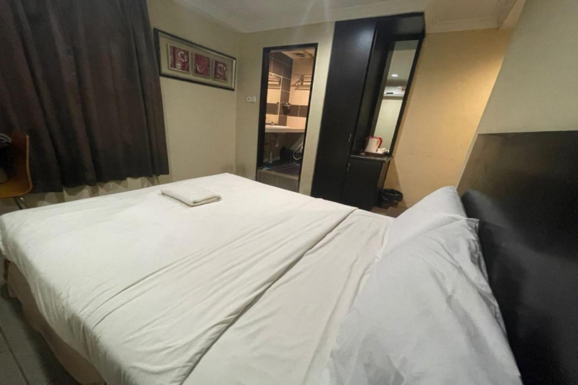 OYO 90411 Perdana Hotel Labuan Bagian luar foto