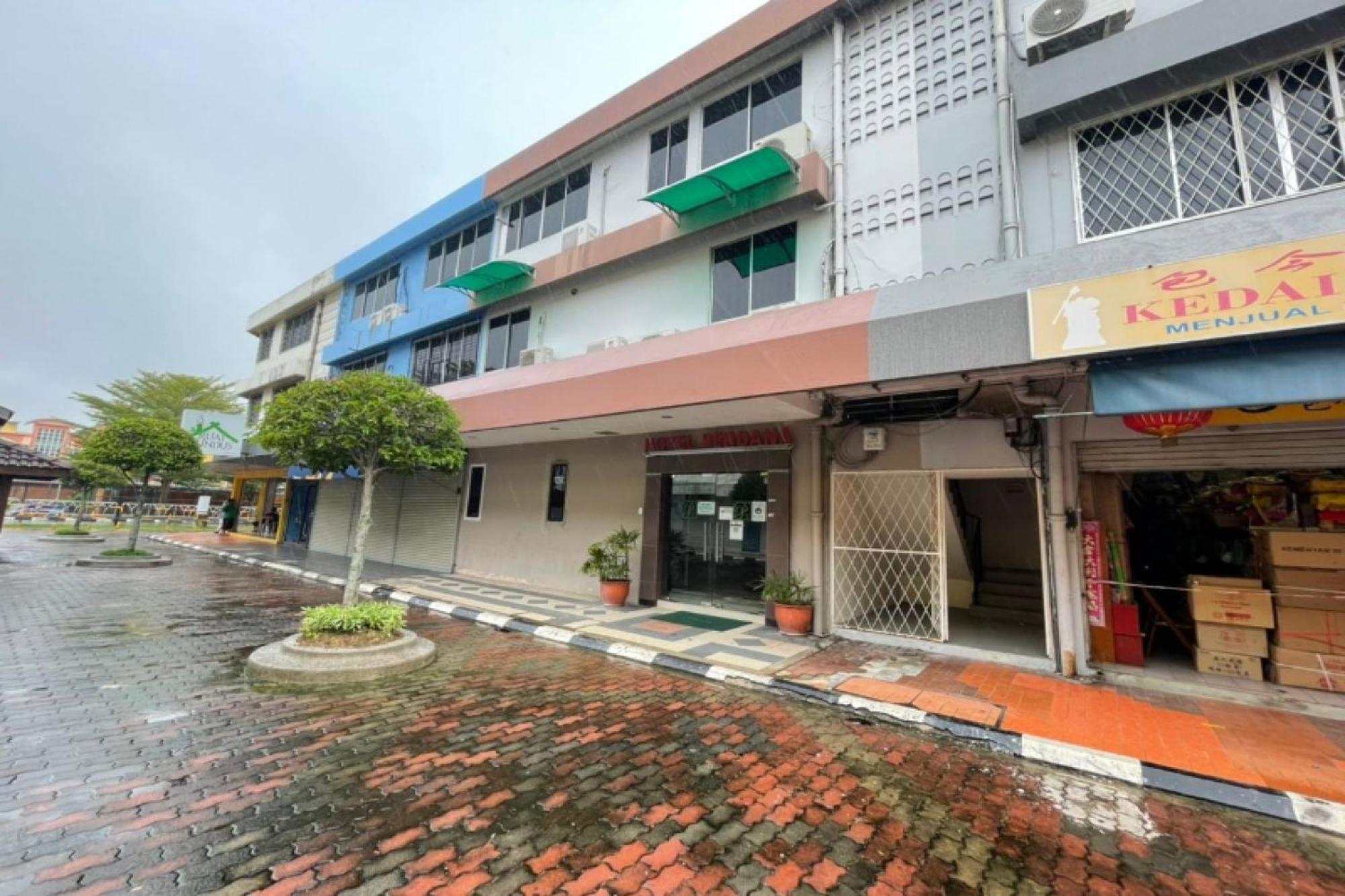 OYO 90411 Perdana Hotel Labuan Bagian luar foto