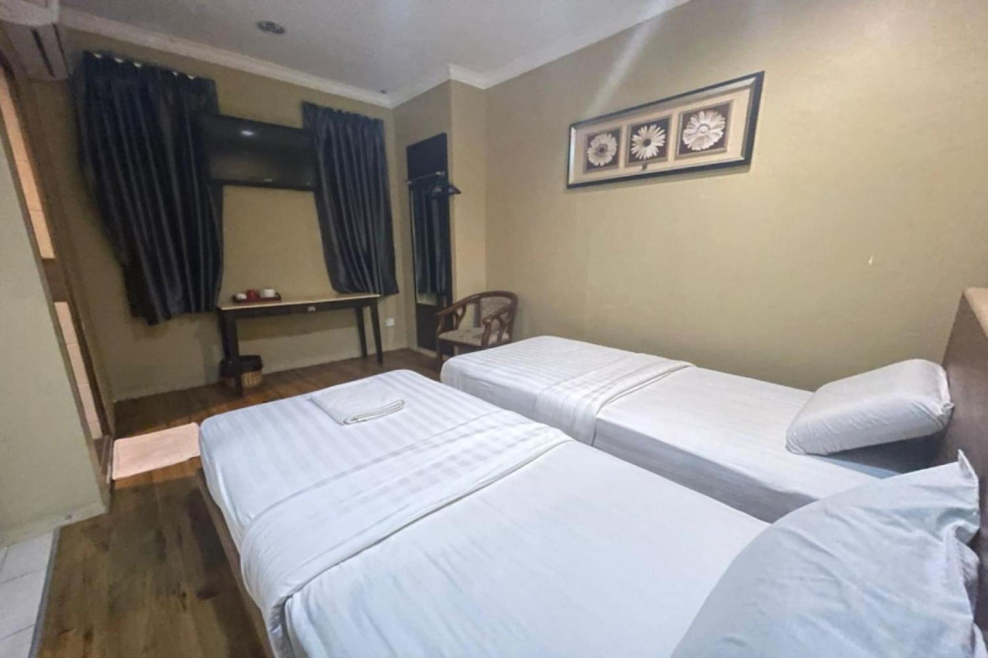 OYO 90411 Perdana Hotel Labuan Bagian luar foto