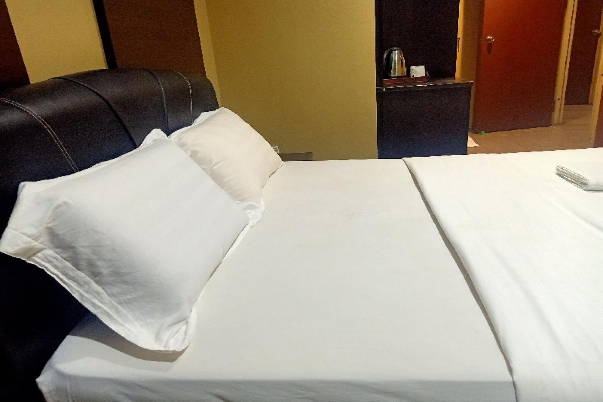 OYO 90411 Perdana Hotel Labuan Bagian luar foto