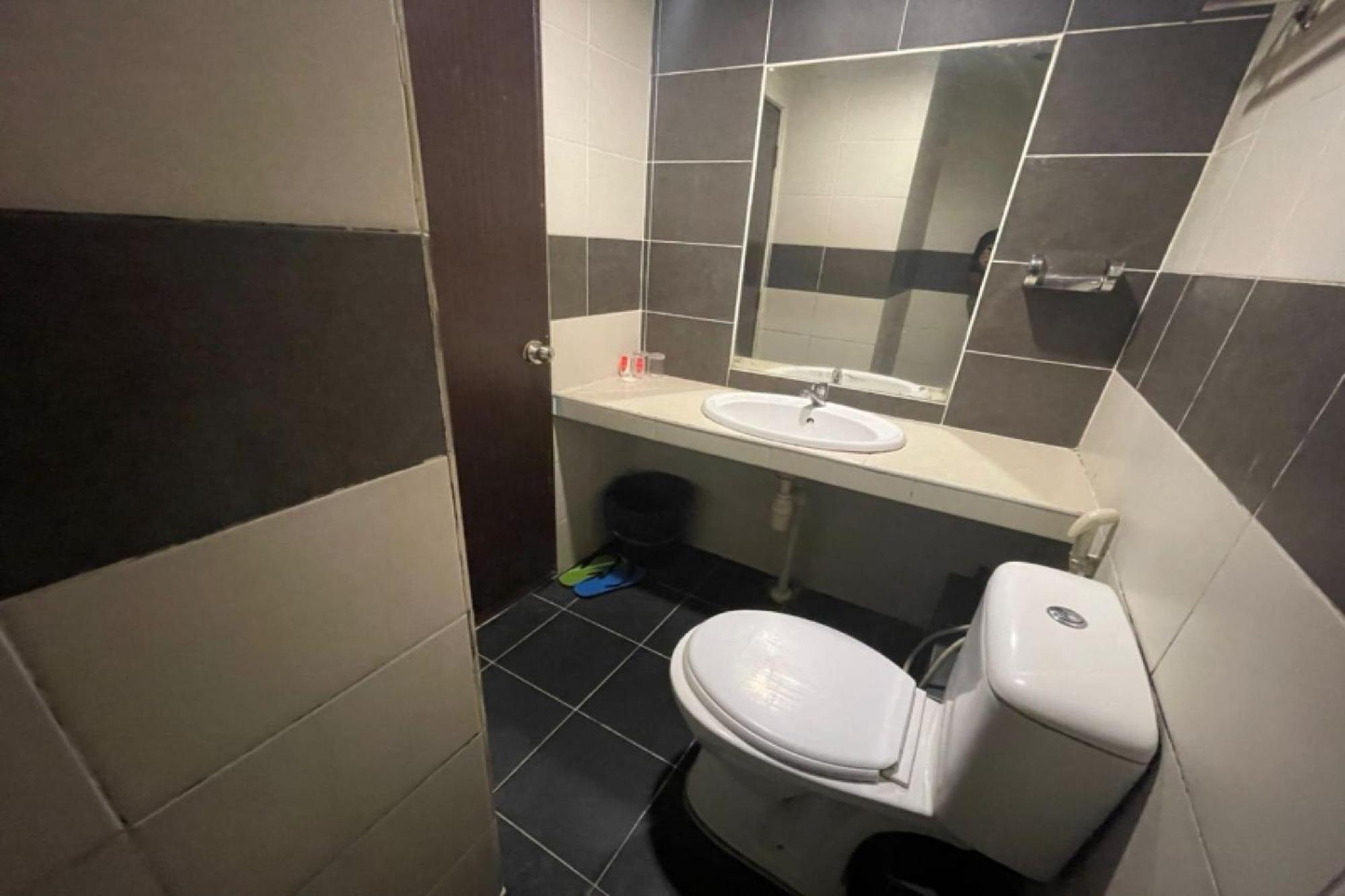 OYO 90411 Perdana Hotel Labuan Bagian luar foto