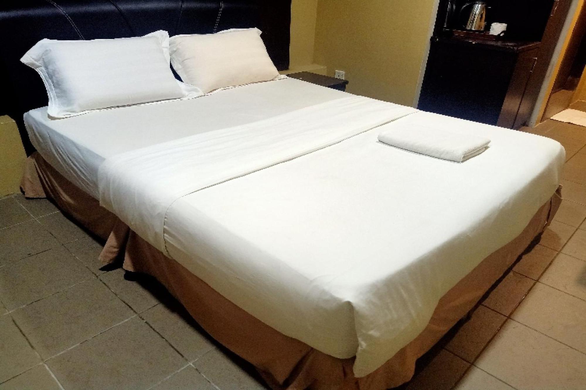 OYO 90411 Perdana Hotel Labuan Bagian luar foto