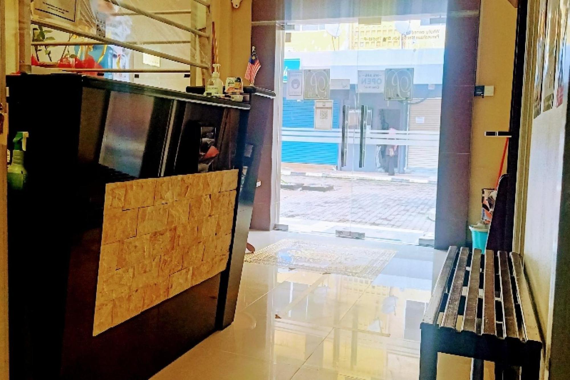 OYO 90411 Perdana Hotel Labuan Bagian luar foto