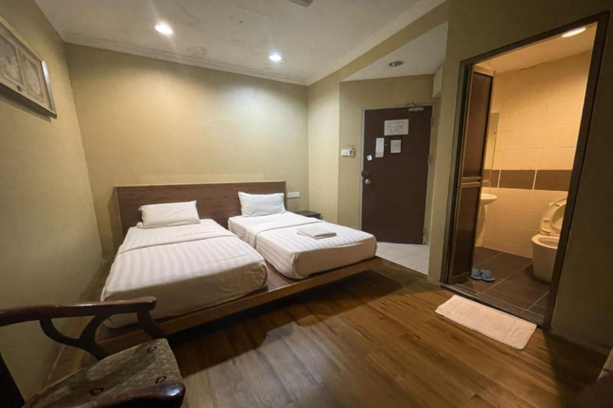 OYO 90411 Perdana Hotel Labuan Bagian luar foto