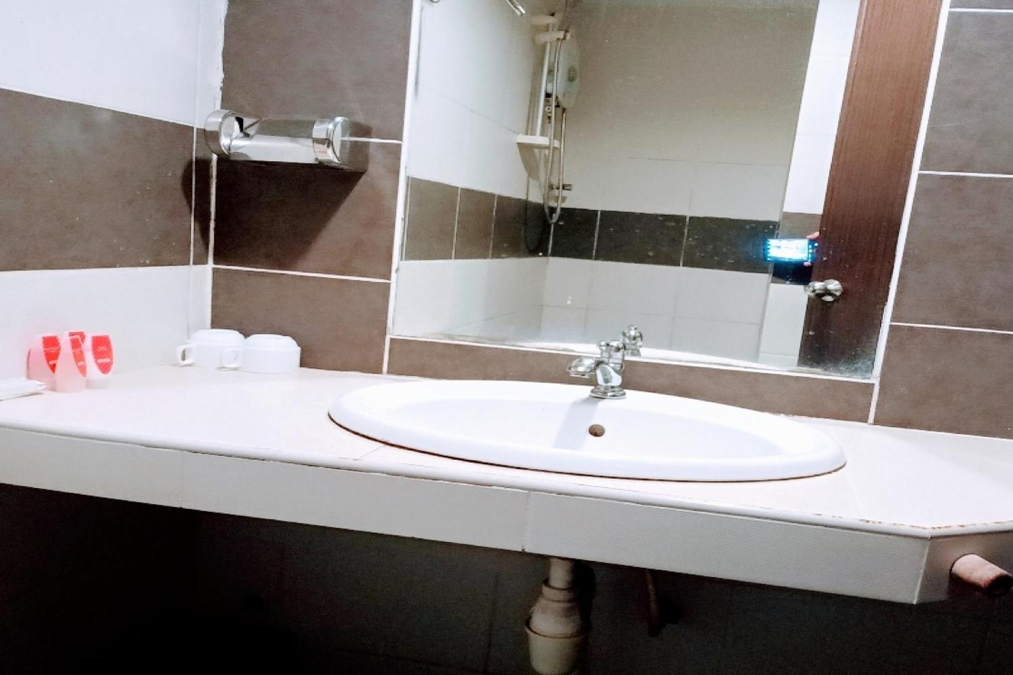 OYO 90411 Perdana Hotel Labuan Bagian luar foto