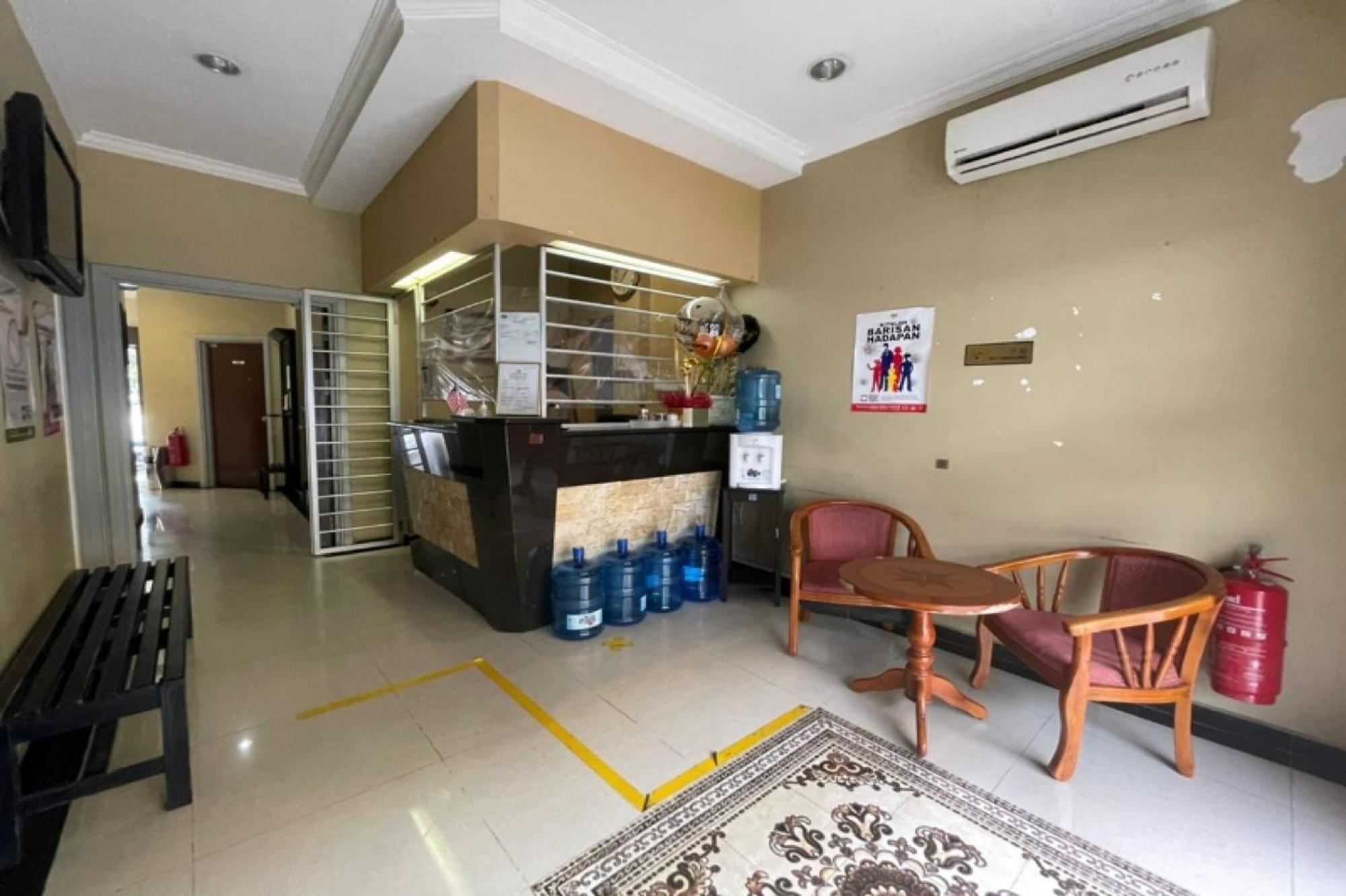 OYO 90411 Perdana Hotel Labuan Bagian luar foto