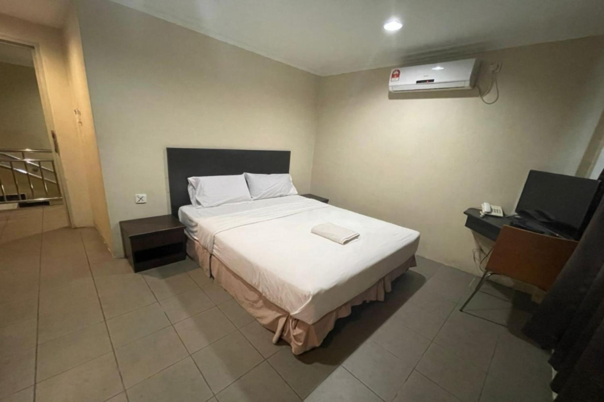 OYO 90411 Perdana Hotel Labuan Bagian luar foto