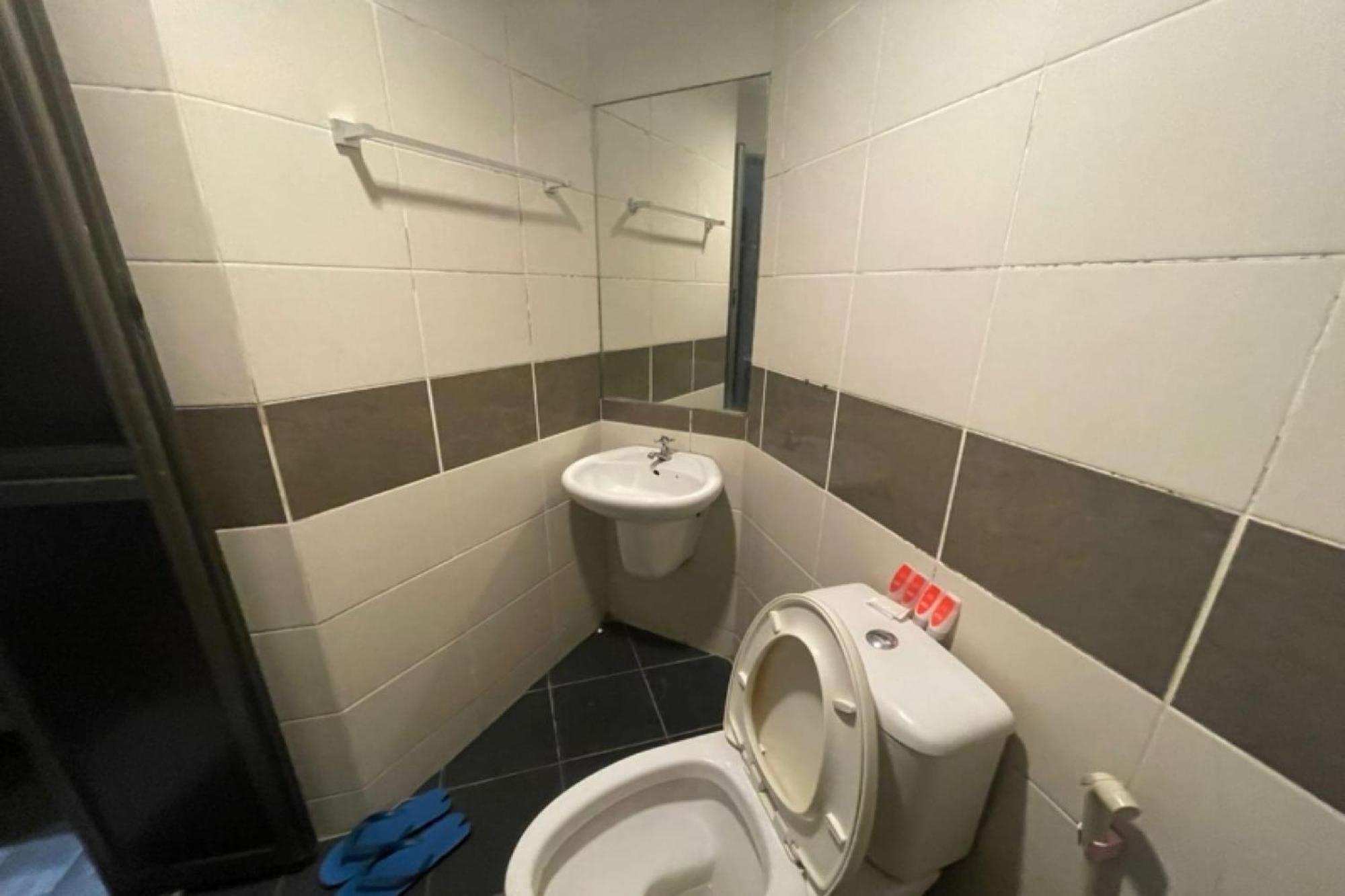 OYO 90411 Perdana Hotel Labuan Bagian luar foto