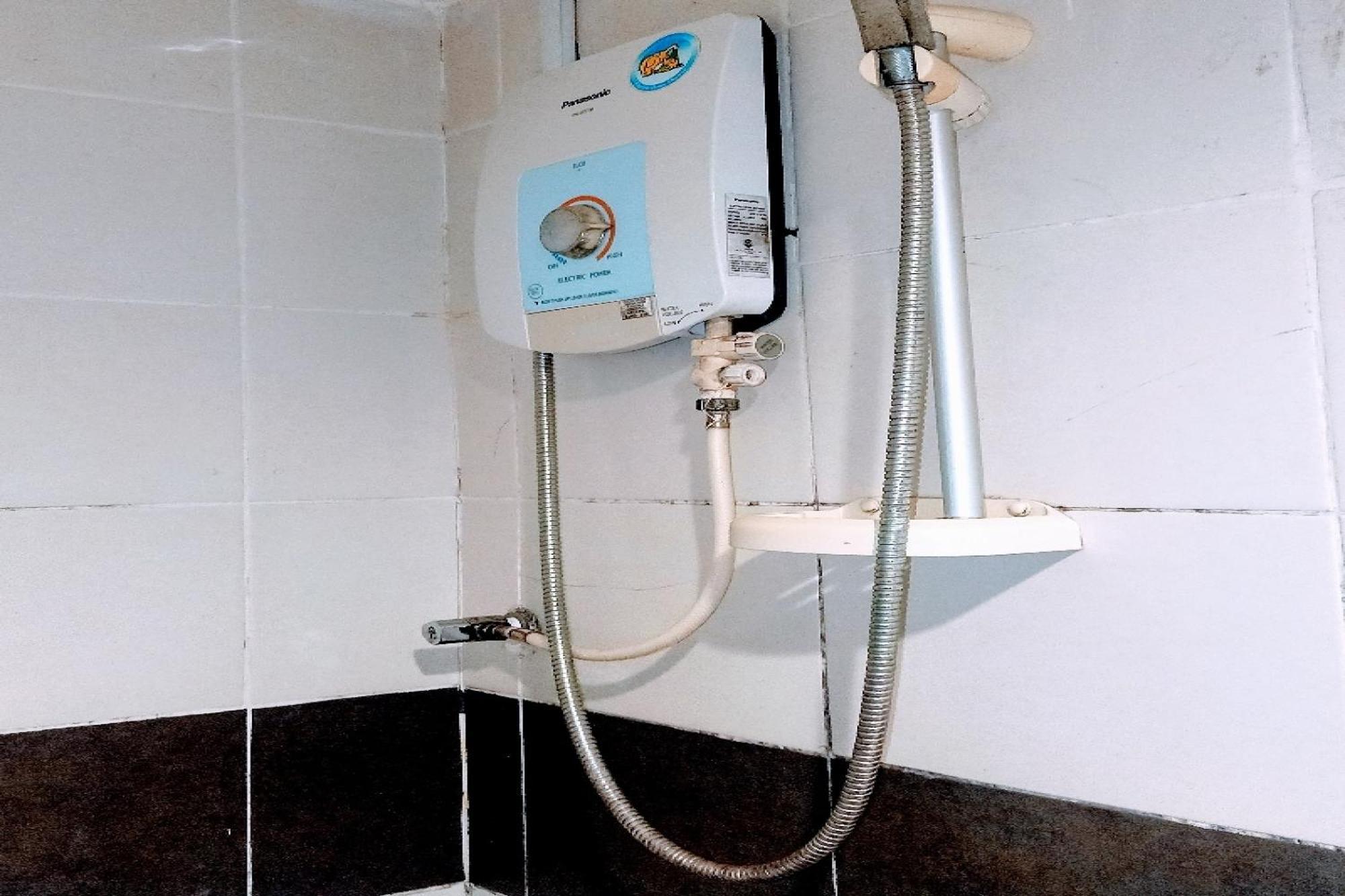 OYO 90411 Perdana Hotel Labuan Bagian luar foto